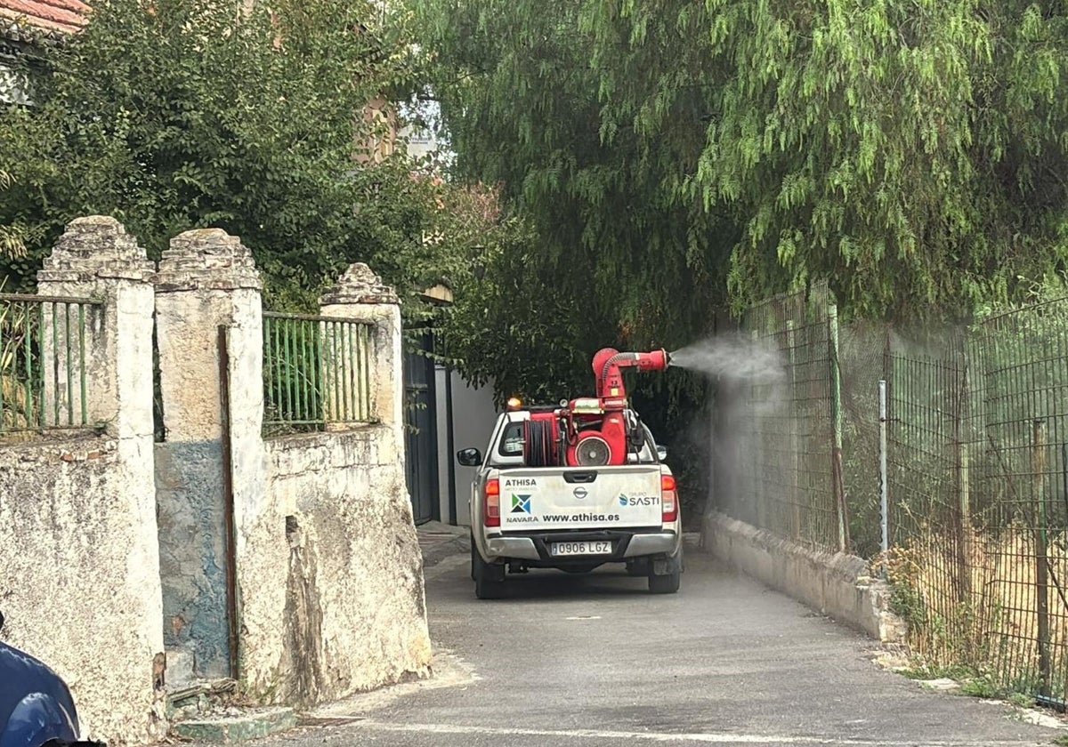 Trabajos de fumigación en Granada tras un caso de Virus del Nilo en un caballo