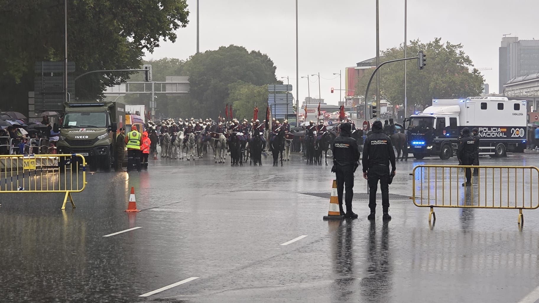 Buena parte de los integrantes que iban a salir en el desfile han quedado empapados durante los momentos previos al desfile