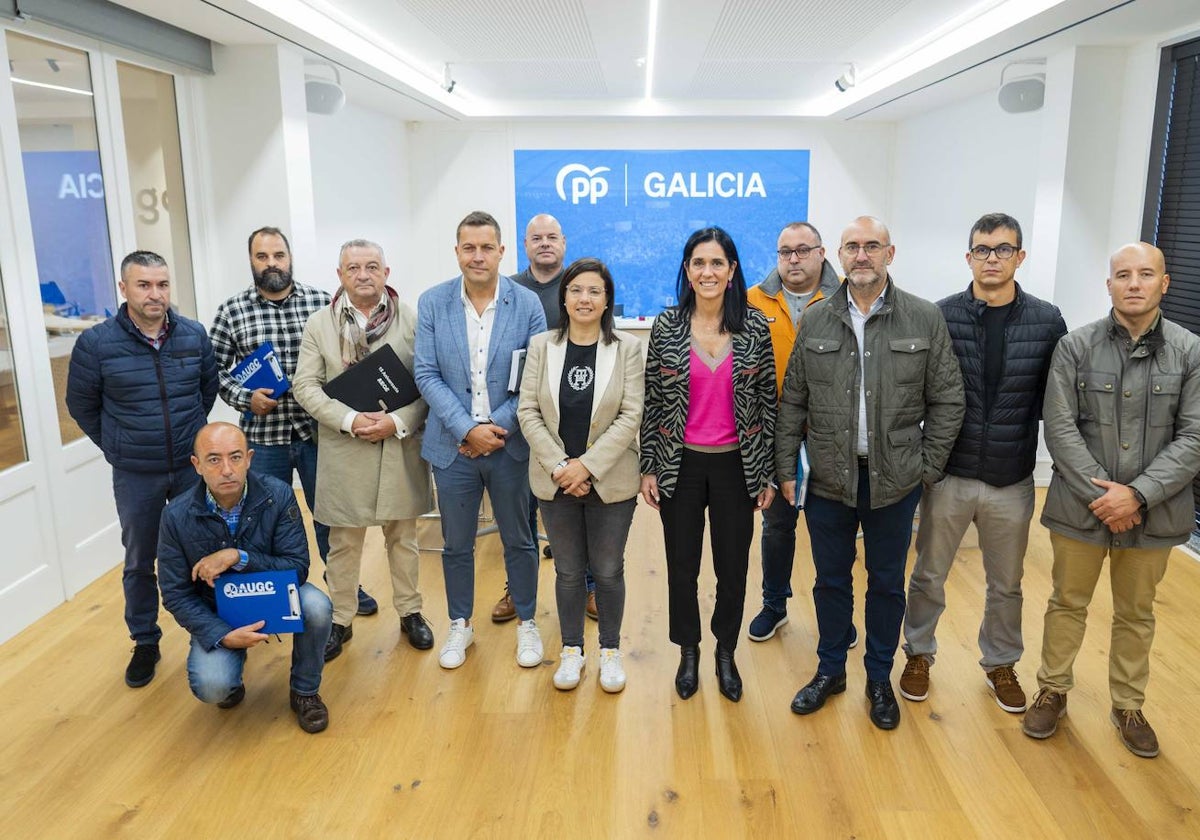 Paula Prado (5ª izq.), este sábado, tras su encuentro con agentes de la Guardia Civil