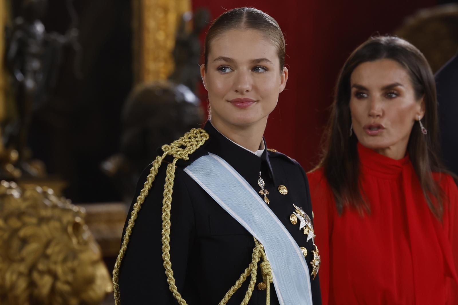 La Princesa con Doña Sofía, prestando la atención a un detalle, durante el besamanos en el Salón del Trono