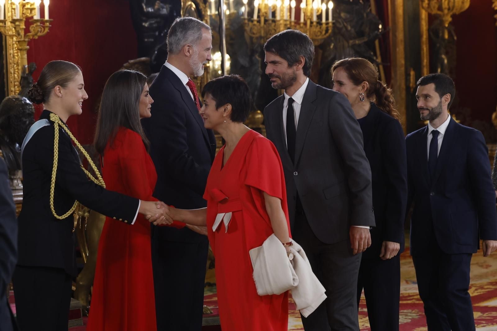 Los Reyes, saludando a otros ministros del Gobierno Sánchez