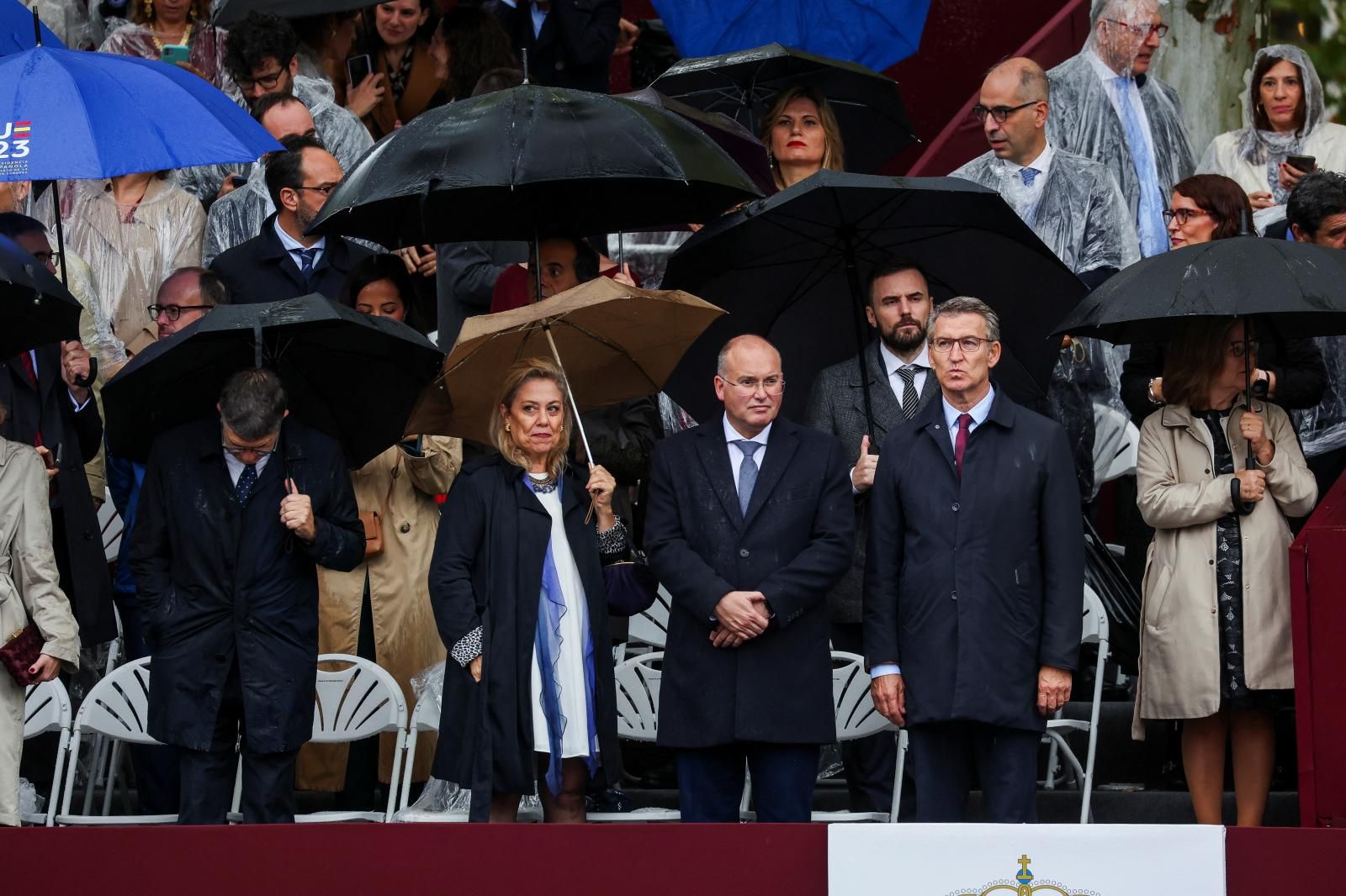 El líder de la oposición, Alberto Núñez Feijóo, junto a otros miembros de su partido, antes del inicio del desfile militar