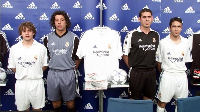 En la temporada 2001-2022, Rivera posa con la camiseta del Real Madrid junto con Iván Campo, Fernando Hierro y Raúl