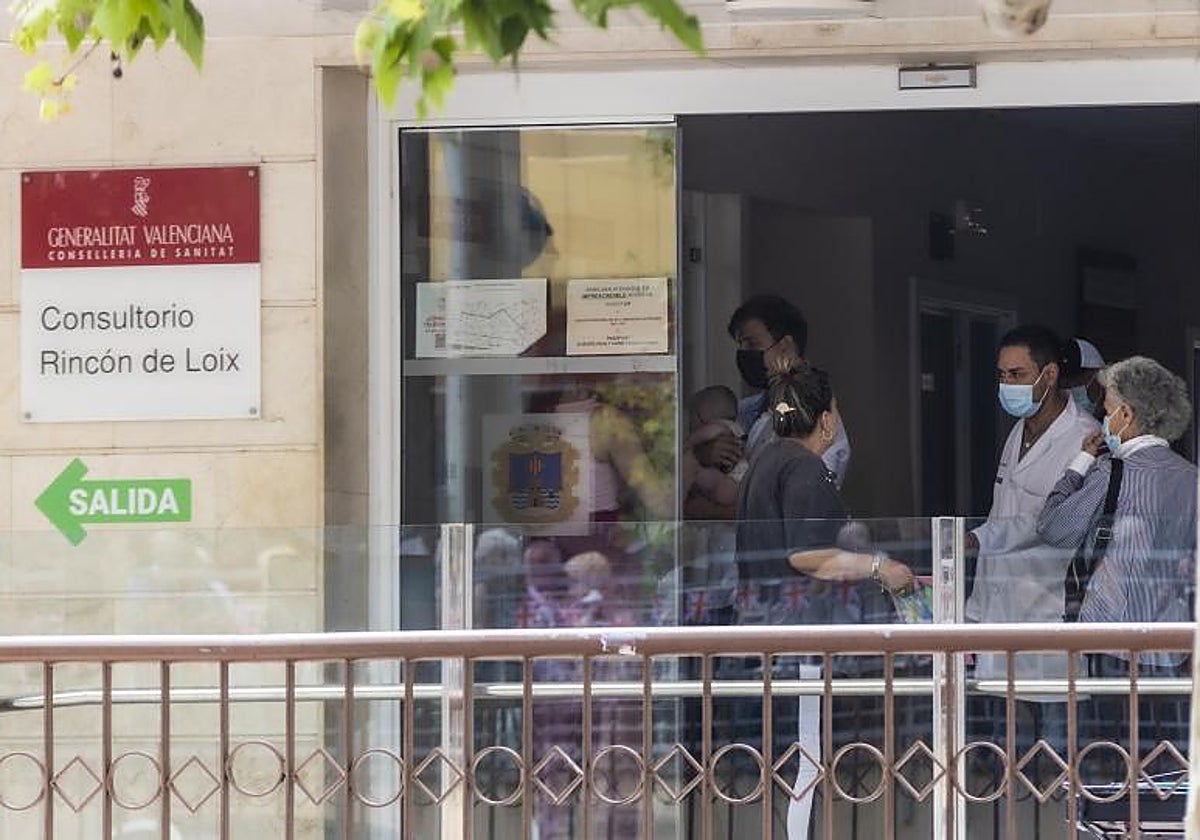 Pacientes con mascarilla en un centro de salud de Benidorm