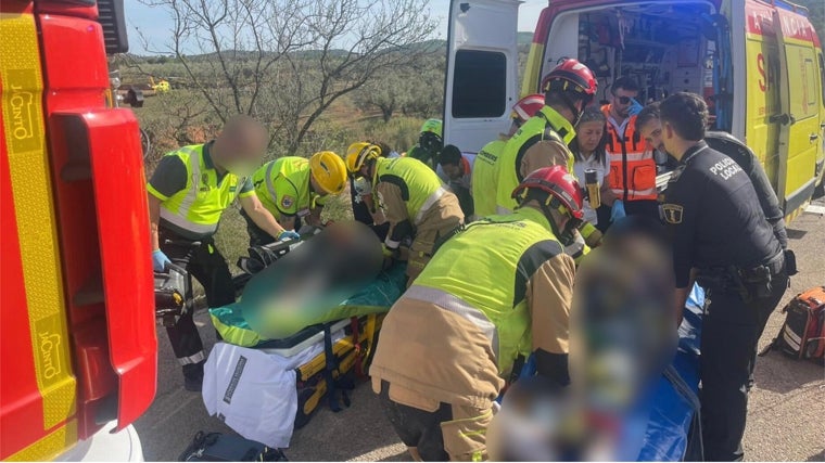 Traslado de los tres heridos, dos adultos y una niña, por los servicios de emergencias sanitarias