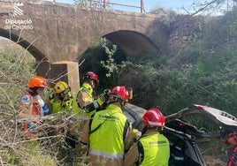 Rescatan heridos a dos adultos y una niña tras despeñarse en coche por un barranco a gran altura en Castellón