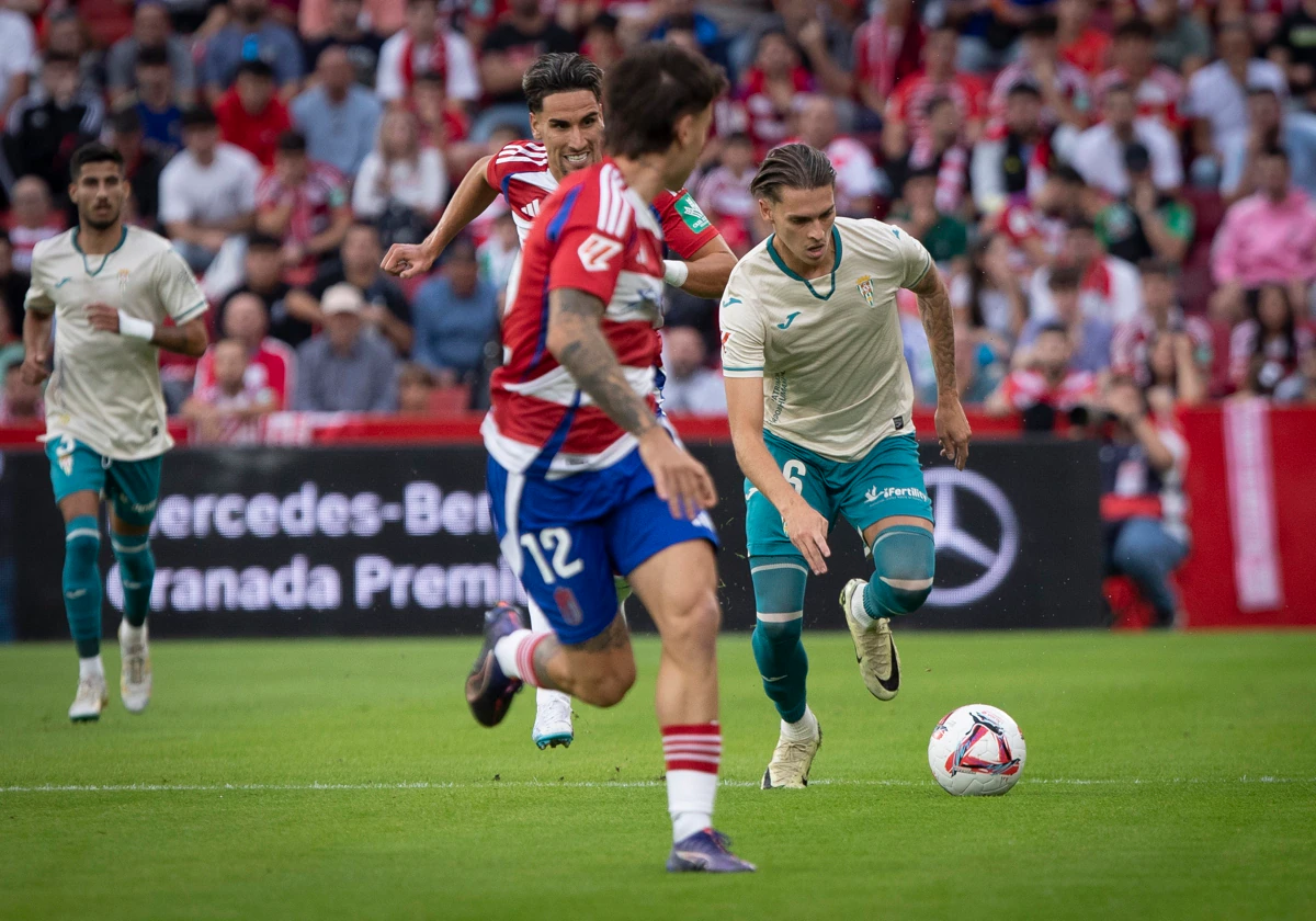 Álex Sala conduce el balón durante el partido en Granada