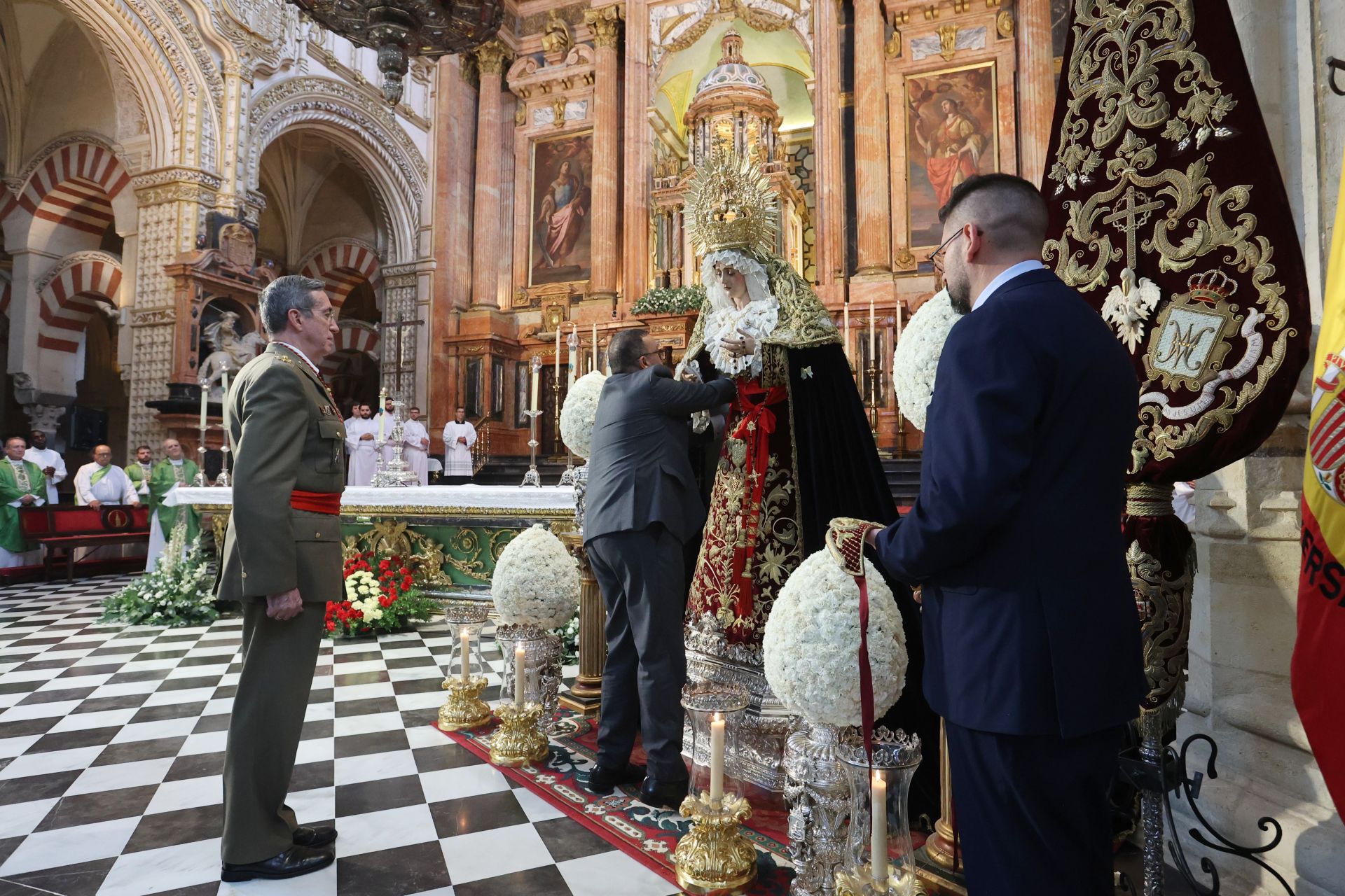 La solemne misa de acción de gracias del Dulce Nombre en la Catedral de Córdoba, en imágenes