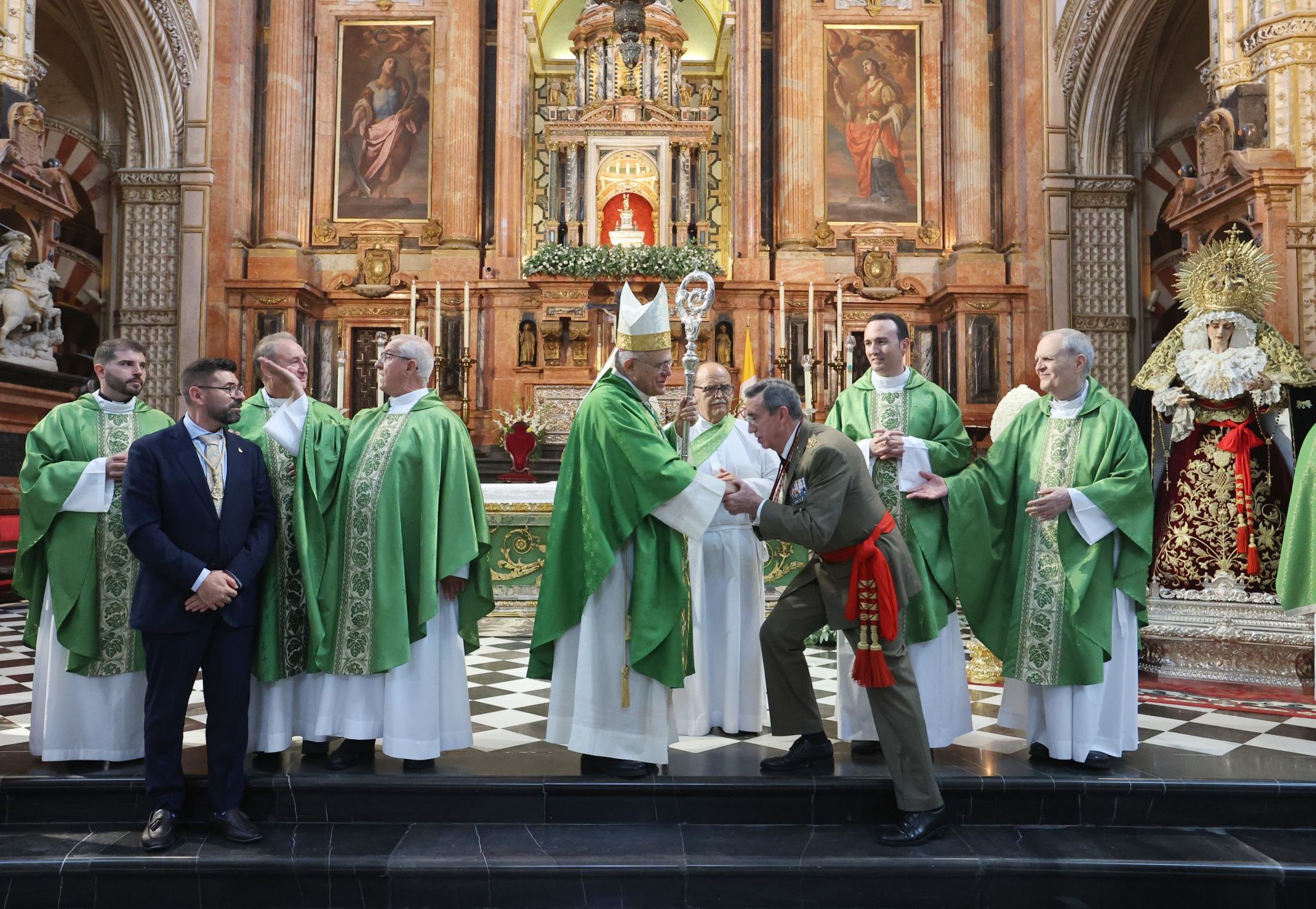 La solemne misa de acción de gracias del Dulce Nombre en la Catedral de Córdoba, en imágenes