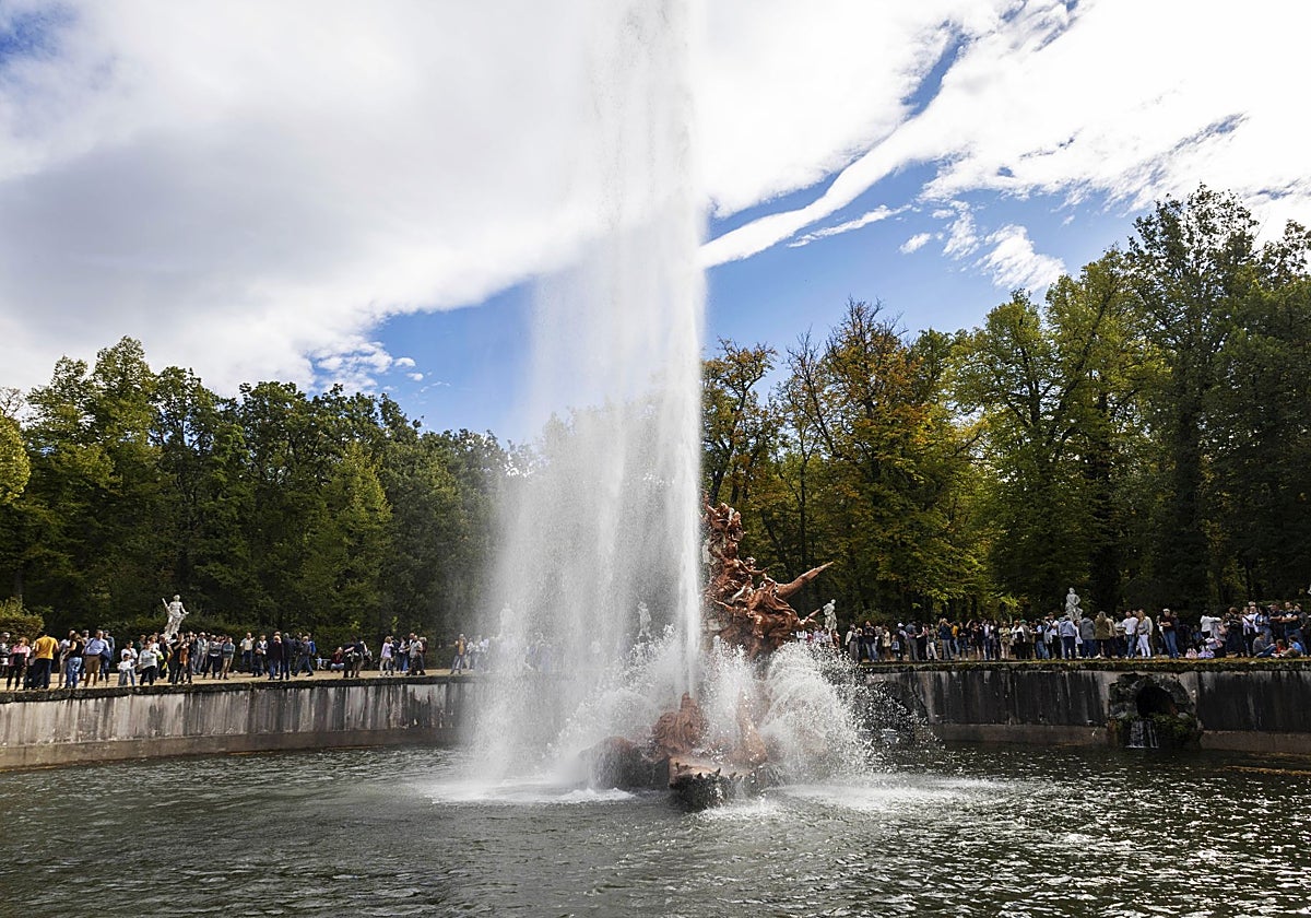 La fuente de Andrómeda del Palacio Real de la Granja se enciende ante el público por primera vez en 80 años