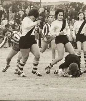 Imagen secundaria 2 - Arriba, jugadoras de fútbol se saludan en presencia del árbitro al inicio del encuentro. Abajo, dos momentos de la confrontación entre las jugadoras del Sizam y el Mercacredit, en 1970 