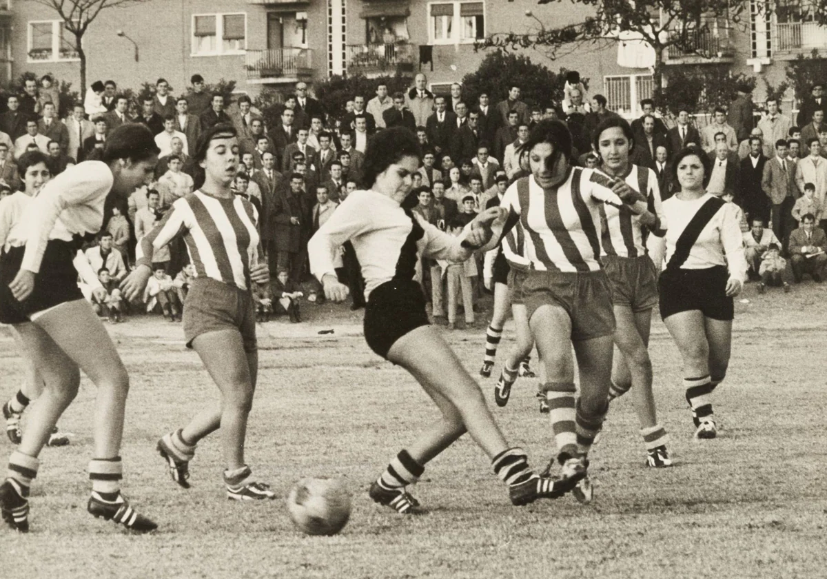 Partido de fútbol femenino disputado en el campo del Boetticher en 1970, entre los equipos del Sizam y el Mercacredit