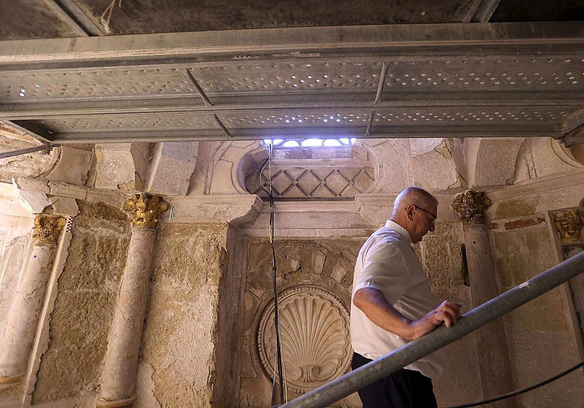 El canónigo obrero de la Catedral, Pedro Soldado, en la cúpula oriental