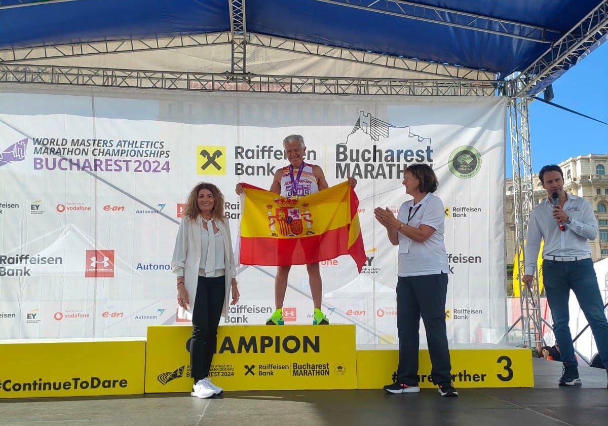 Juan López en el podio como vencedor de la prueba en Bucarest