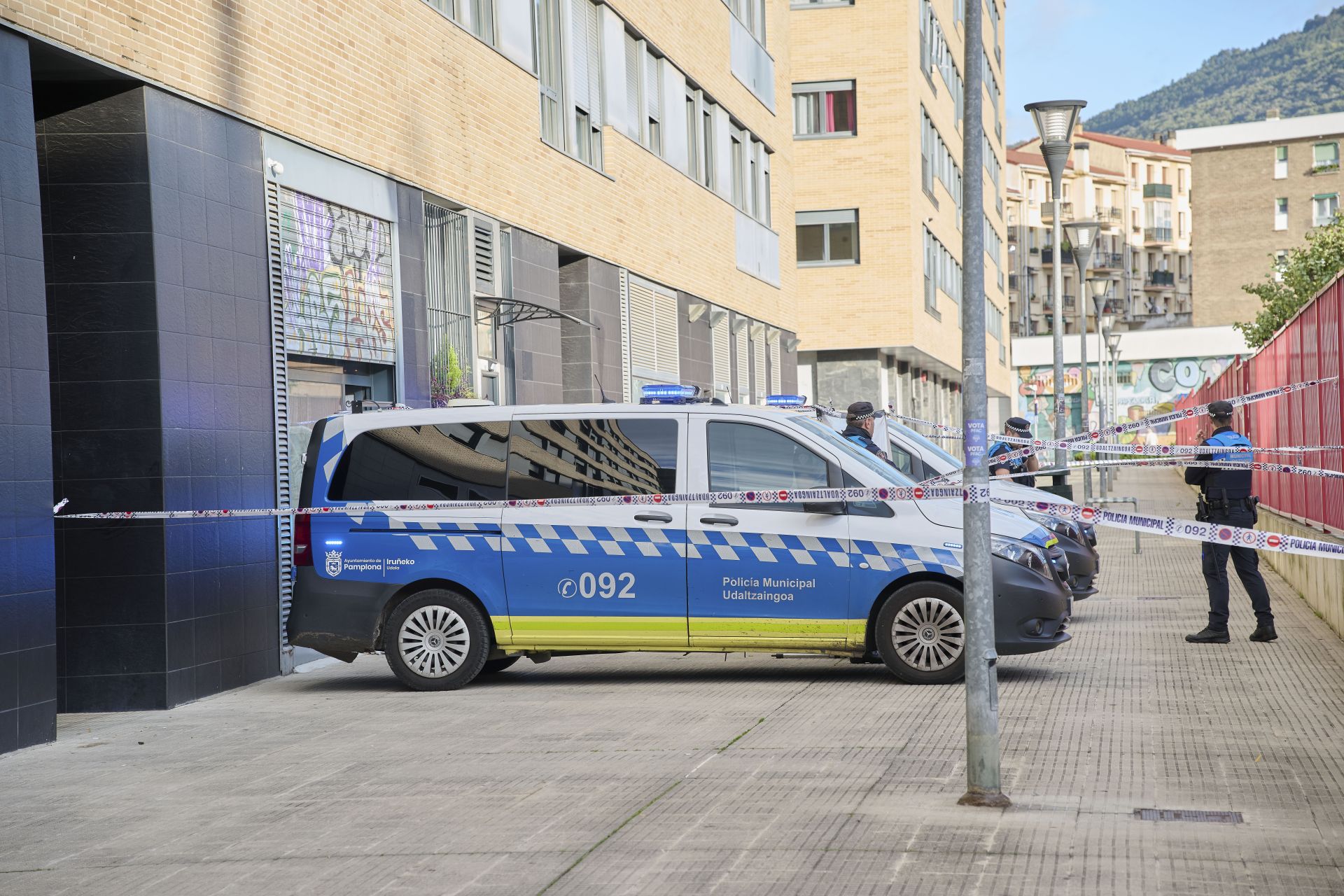 Varios agentes con los furgones de la Policía Municipal de Navarra en una imagen de archivo