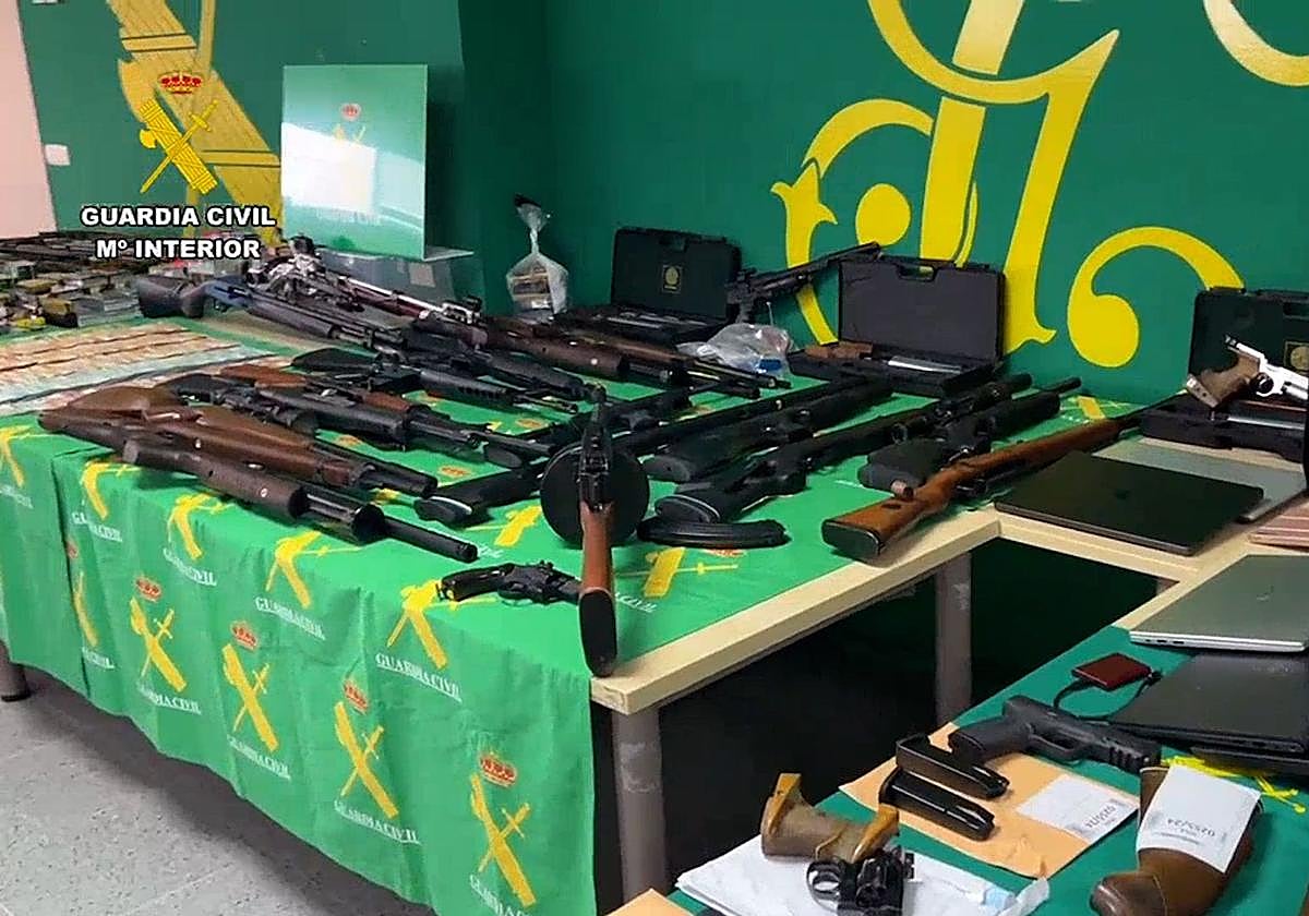 Las armas requisadas por las autoridades en la operación