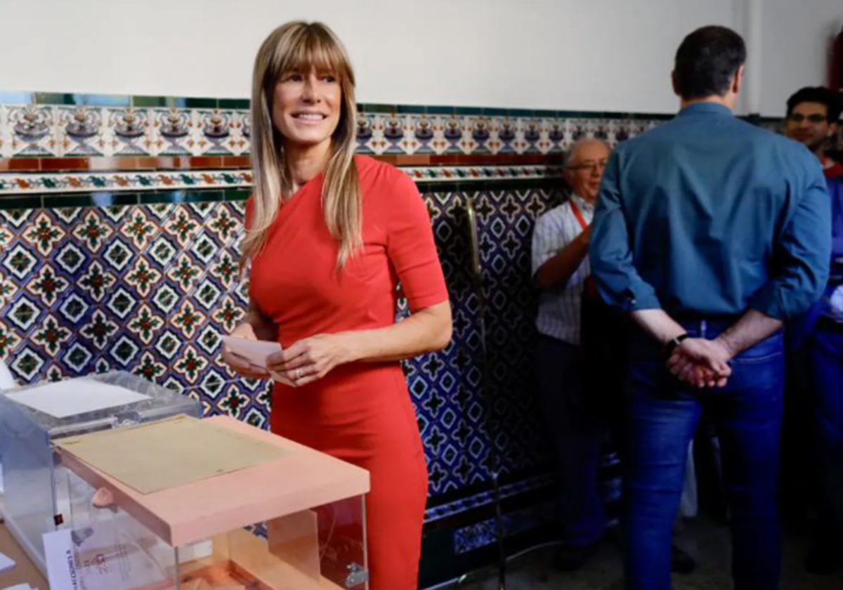 Begoña Gómez en el colegio electoral