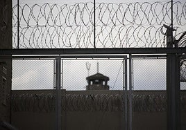 Buzones de aviso, ropa menos resistente y mayor supervisión en las celdas de aislamiento para prevenir los suicidios en las cárceles