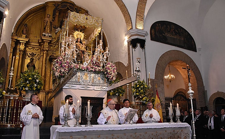 Imagen principal - En la fotografía superior, el cardenal Rouco Varela, durante la misa pontifical. Debajo a la izquierda, la procesión por las calles. A la derecha, otro detalle de la procesión 