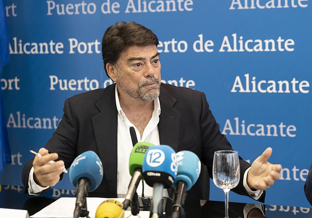 El alcalde de Alicante, Luis Barcala, durante una rueda de prensa