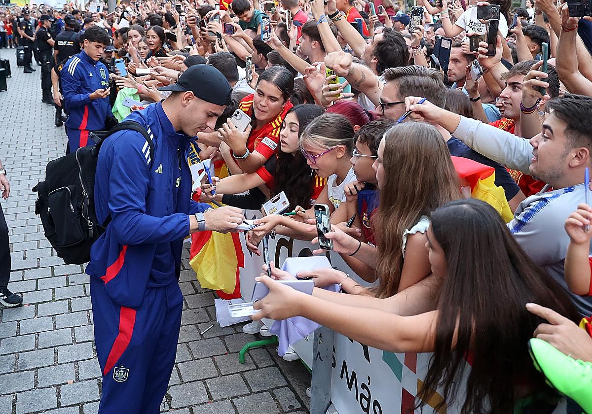 Morata, firmando autógrafos a los aficionados congregrados en la puerta del hotel Córdoba Center