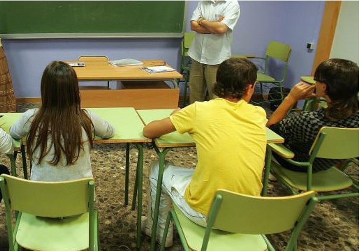 Un docente en clase con un alumnos en un centro educativo de la Comunidad Valenciana