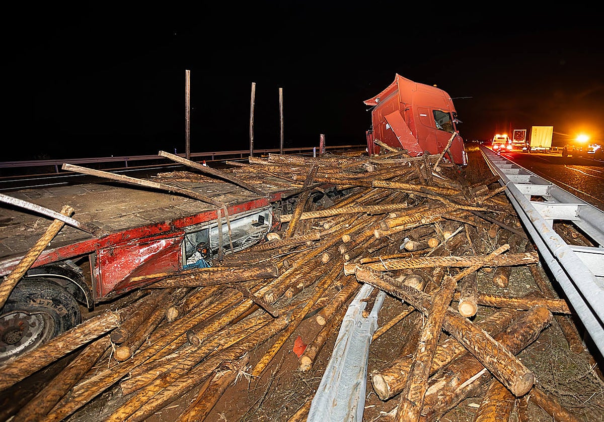 Aparatoso accidente en Salamanca tras el vuelco de un camión cargado de troncos de madera
