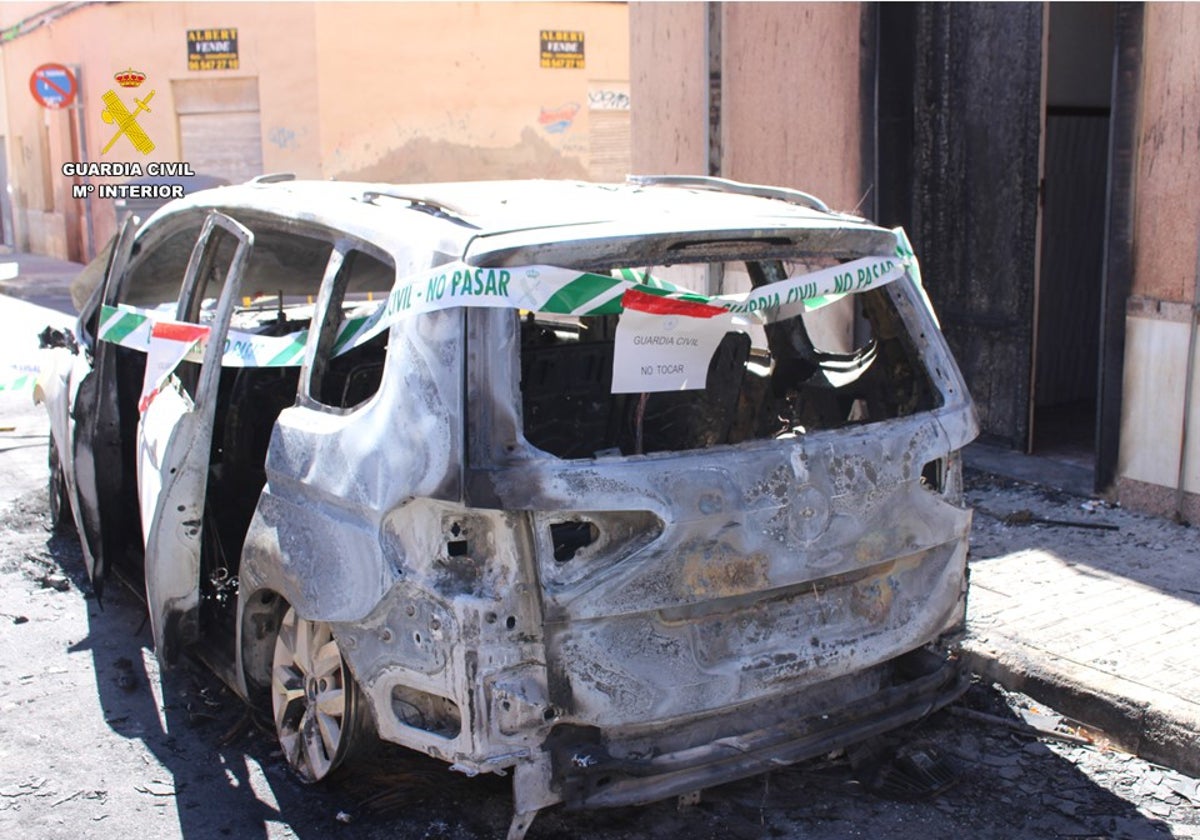 Imagen del coche incendiado por un hombre en la localidad alicantina de Novelda