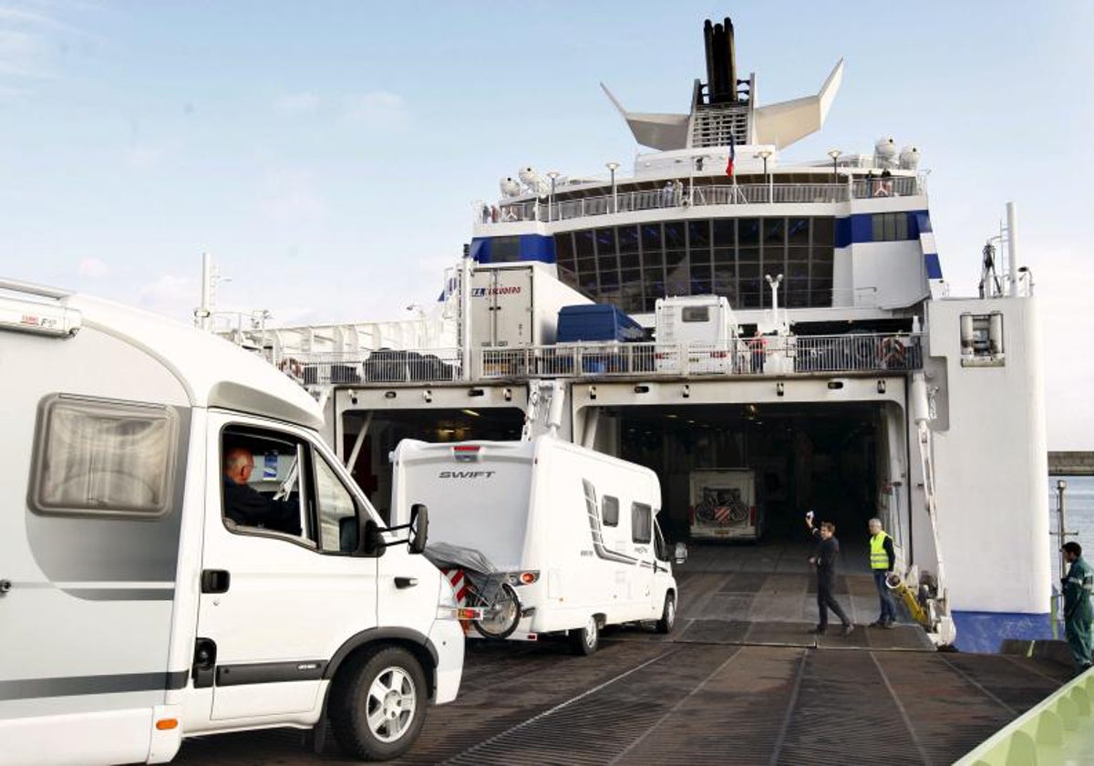 Caravanas acceden a un barco comercial con destino a Reino Unido en el Puerto de Bilbao