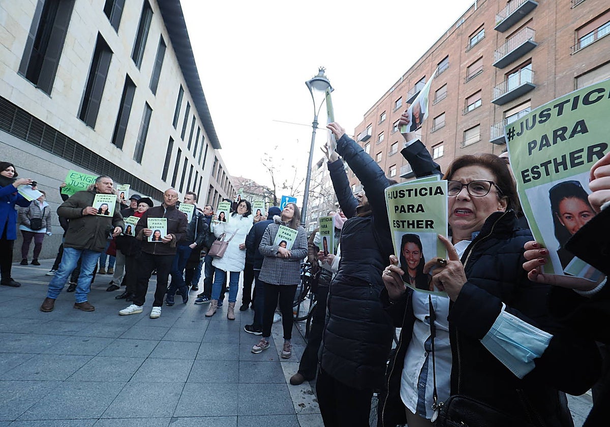Protesta ante los juzgados por la declaración del principal sospechoso del asesinato de Esther López, el pasado diciembre