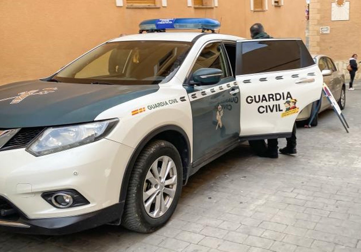 Dos guardias civiles durante una intervención en Valencia