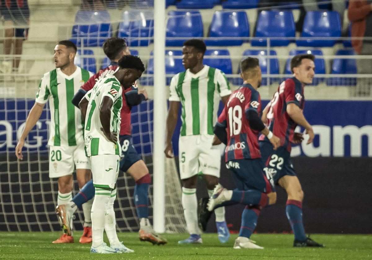 Los jugadores del Huesca celebran uno de los goles con los que derrotaron al Córdoba