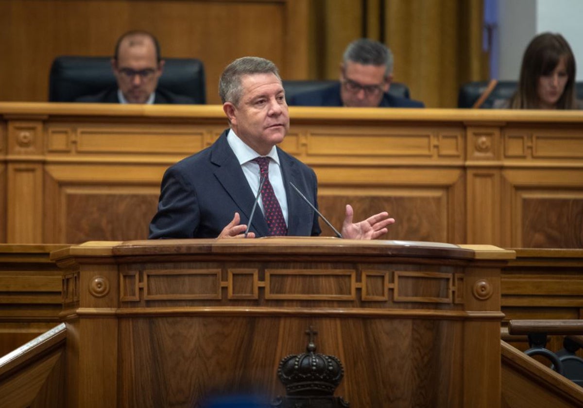 Page en la tribuna de oradores del salón de plenos de las Cortes este martes