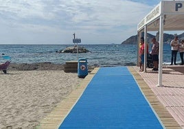 Benidorm estrena pasarelas de playa especiales para bicis y carritos de bebé