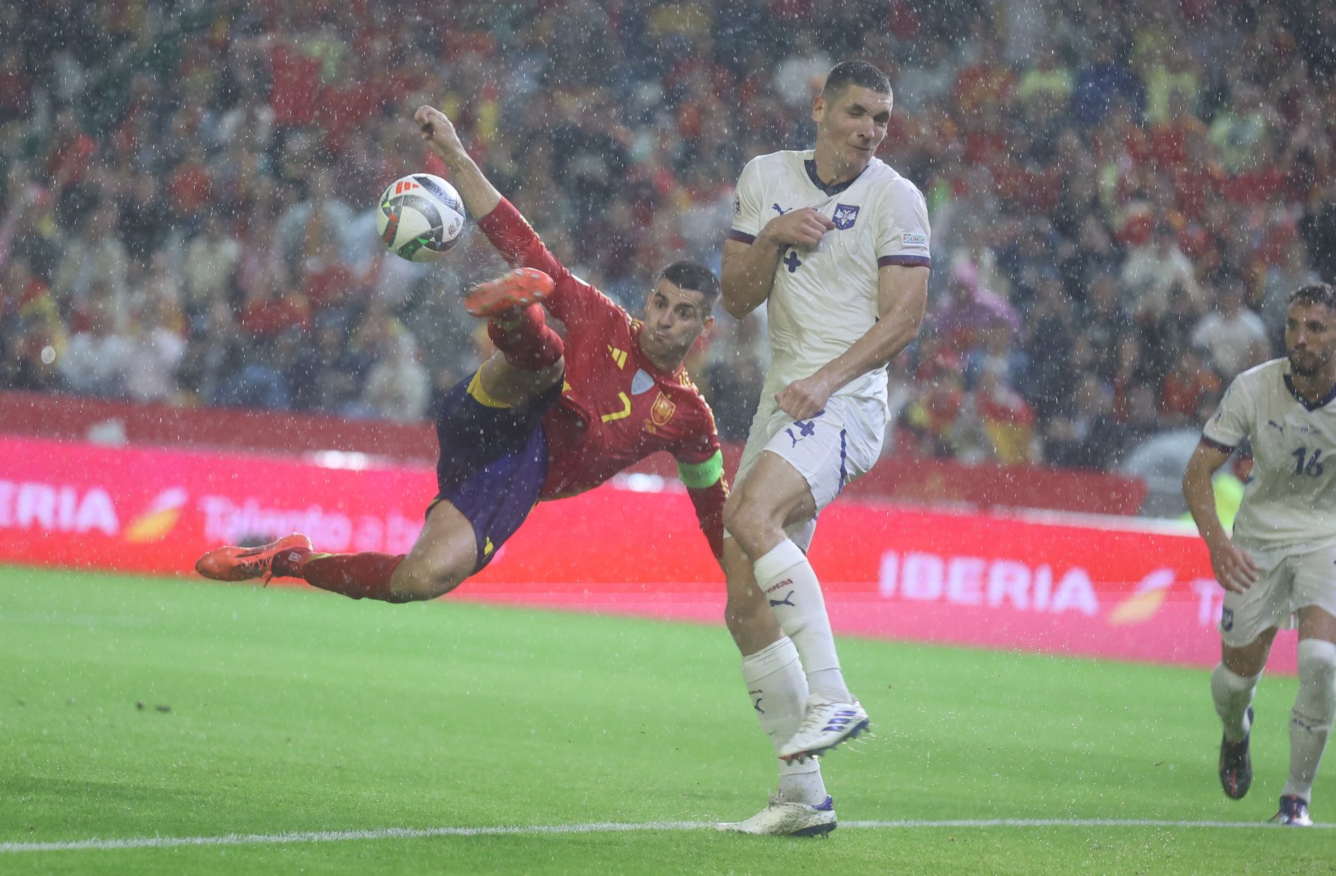 Fotos: el espectacular ambiente de El Arcángel en el España-Serbia