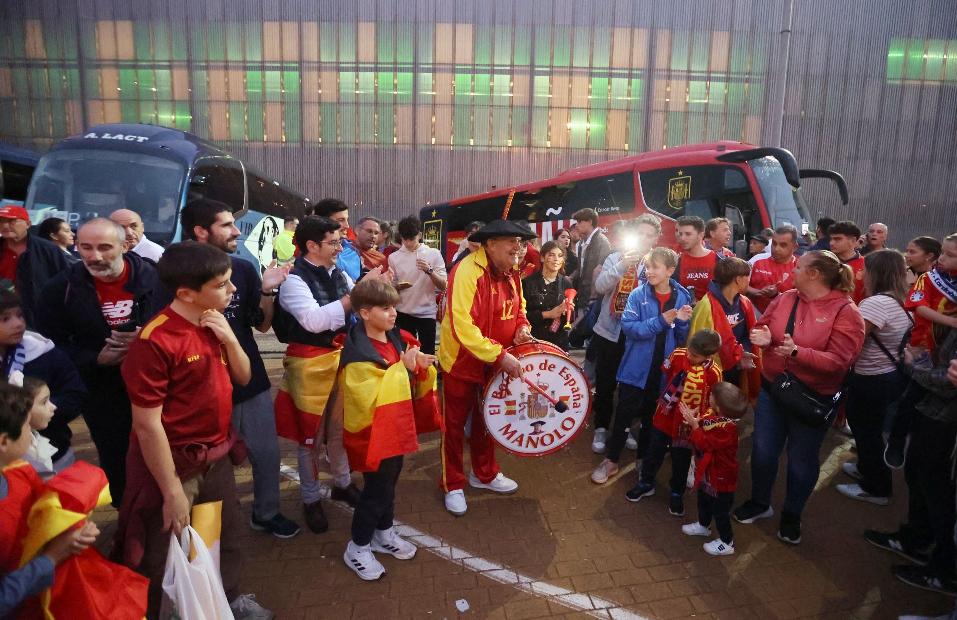 Fotos: el espectacular ambiente de El Arcángel en el España-Serbia