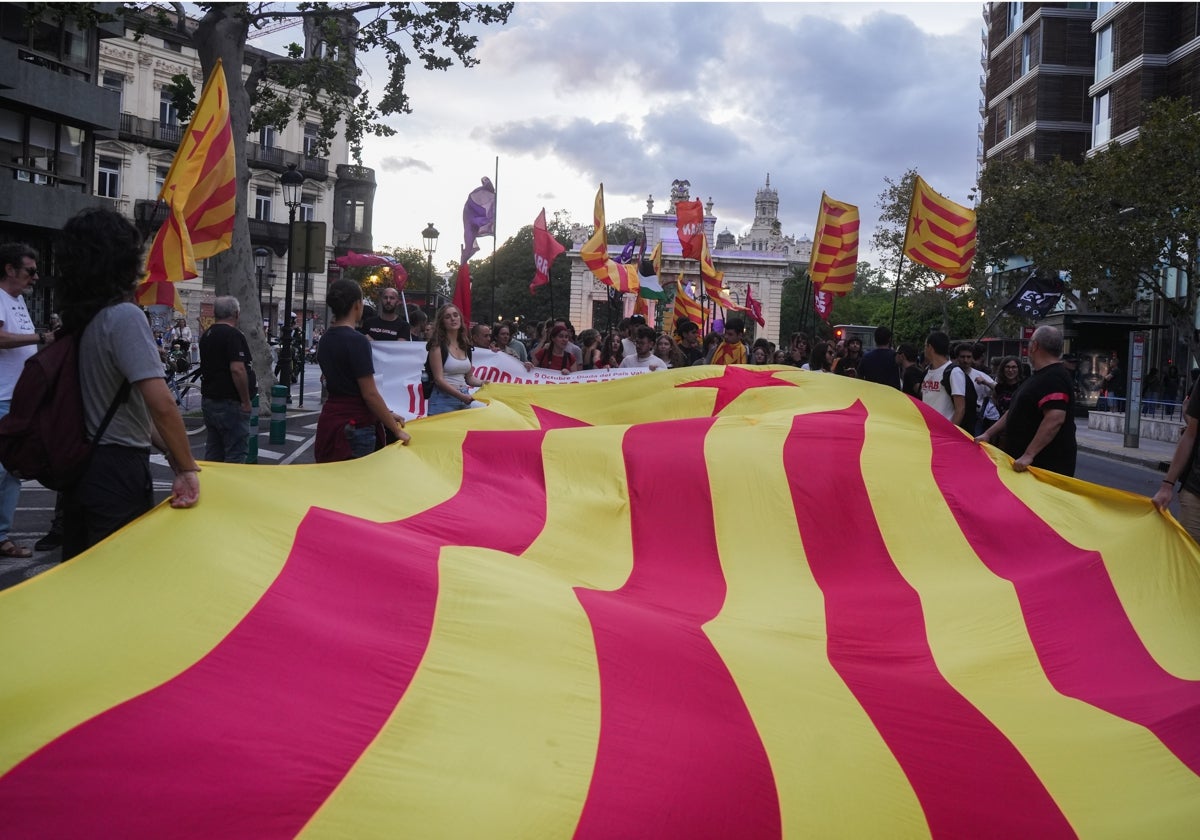 Imagen de una bandera independentista tomada durante una manifestación en Valencia el pasado 9 de octubre