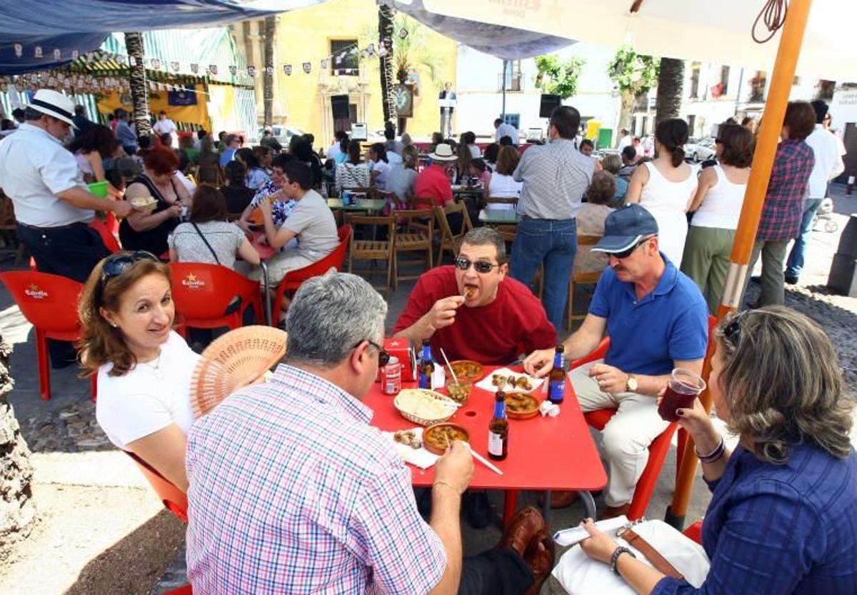 Asistentes a una verbena en una imagen de archivo