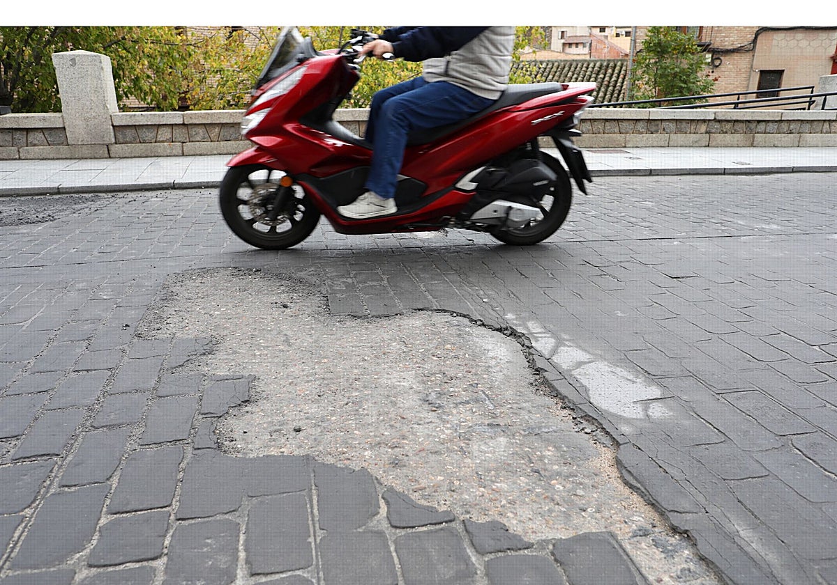 Obras en la Puerta de Bisagra: un firme que solo ha durado un mes