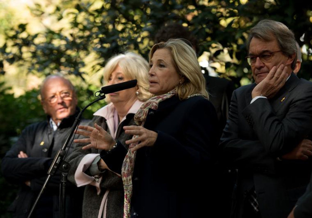 Joana Ortega, ante el micrófono, durante una rueda de prensa junto al expresidente Artur Mas