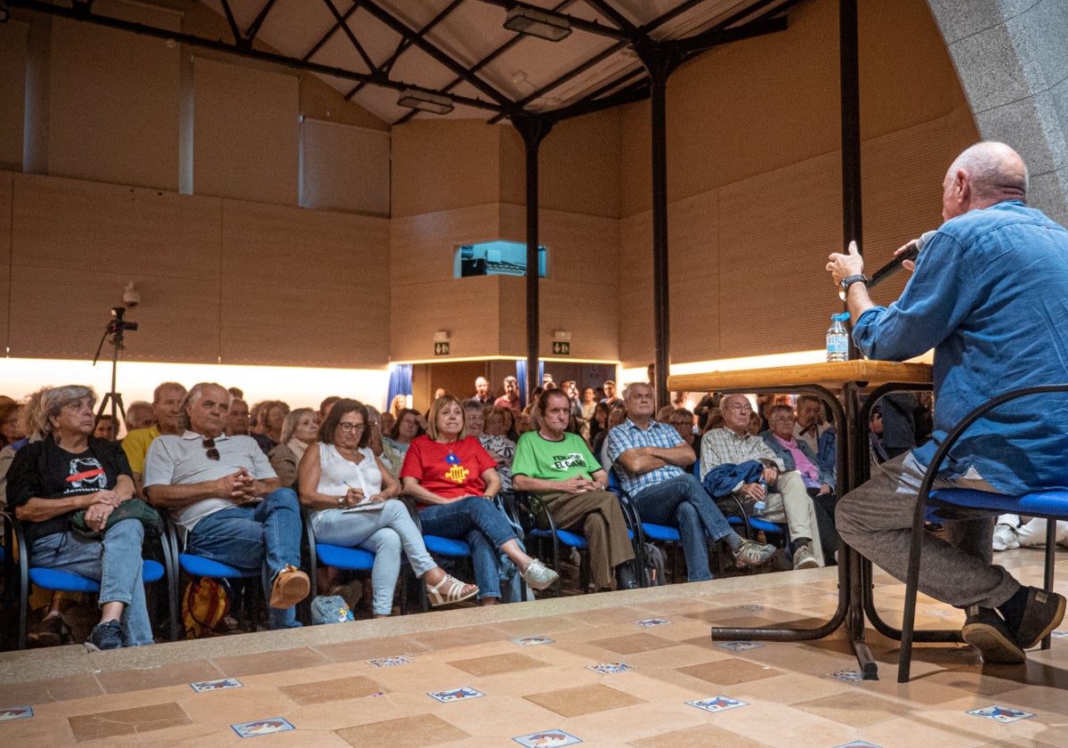 Una de las charlas que organizó el supuesto estafador que organizó el acto de aniversario del 1-O