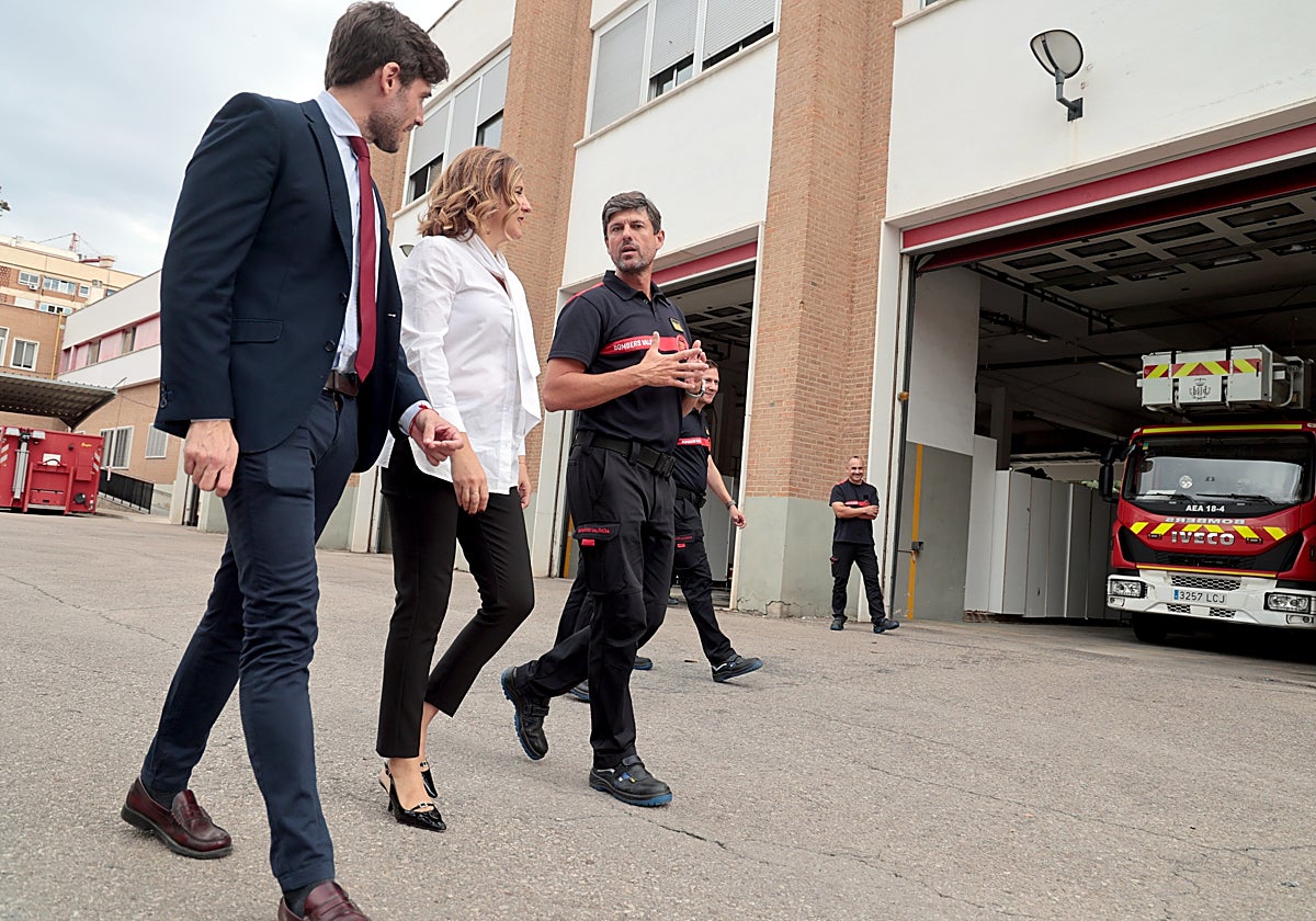 La alcaldesa de Valencia, María José Catalá, visita un parque de bomberos de la ciudad