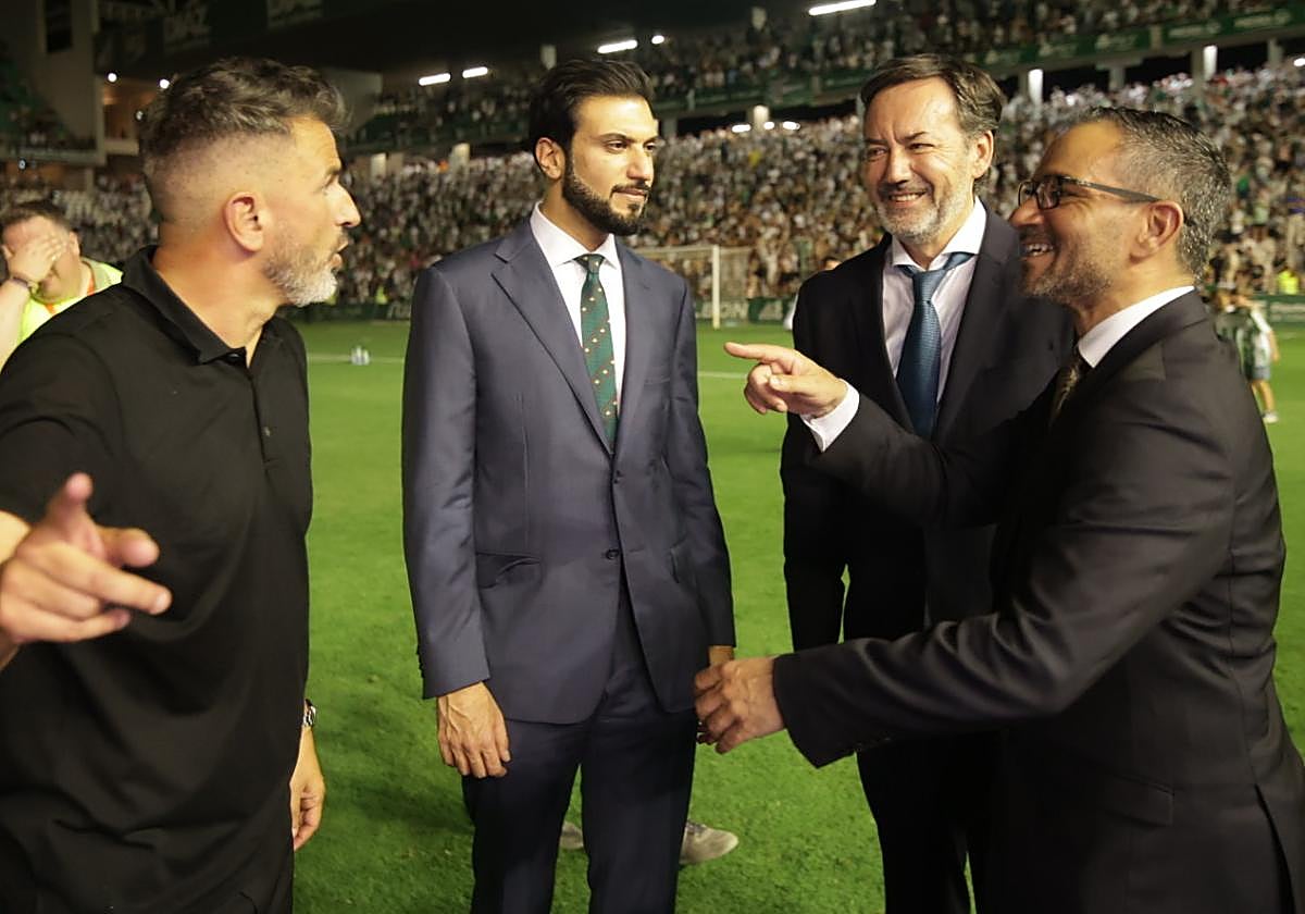 El presidente del Córdoba, Al Zain, y el consejero Al Nusuf -ambos de Infinity-, con el técnico y el CEO del club