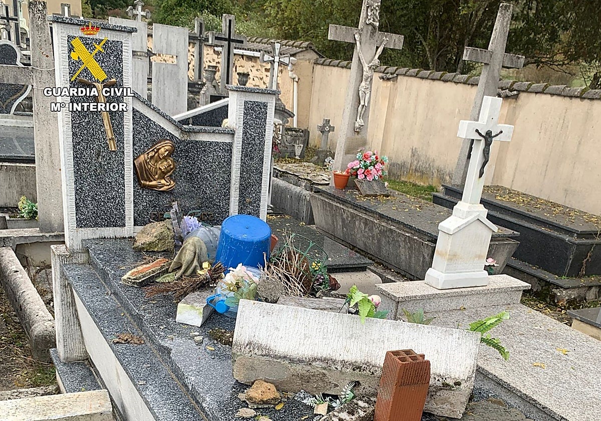 Algunos de los daños provocados en una de las sepulturas del cementerio de la localidad de Canales (León).