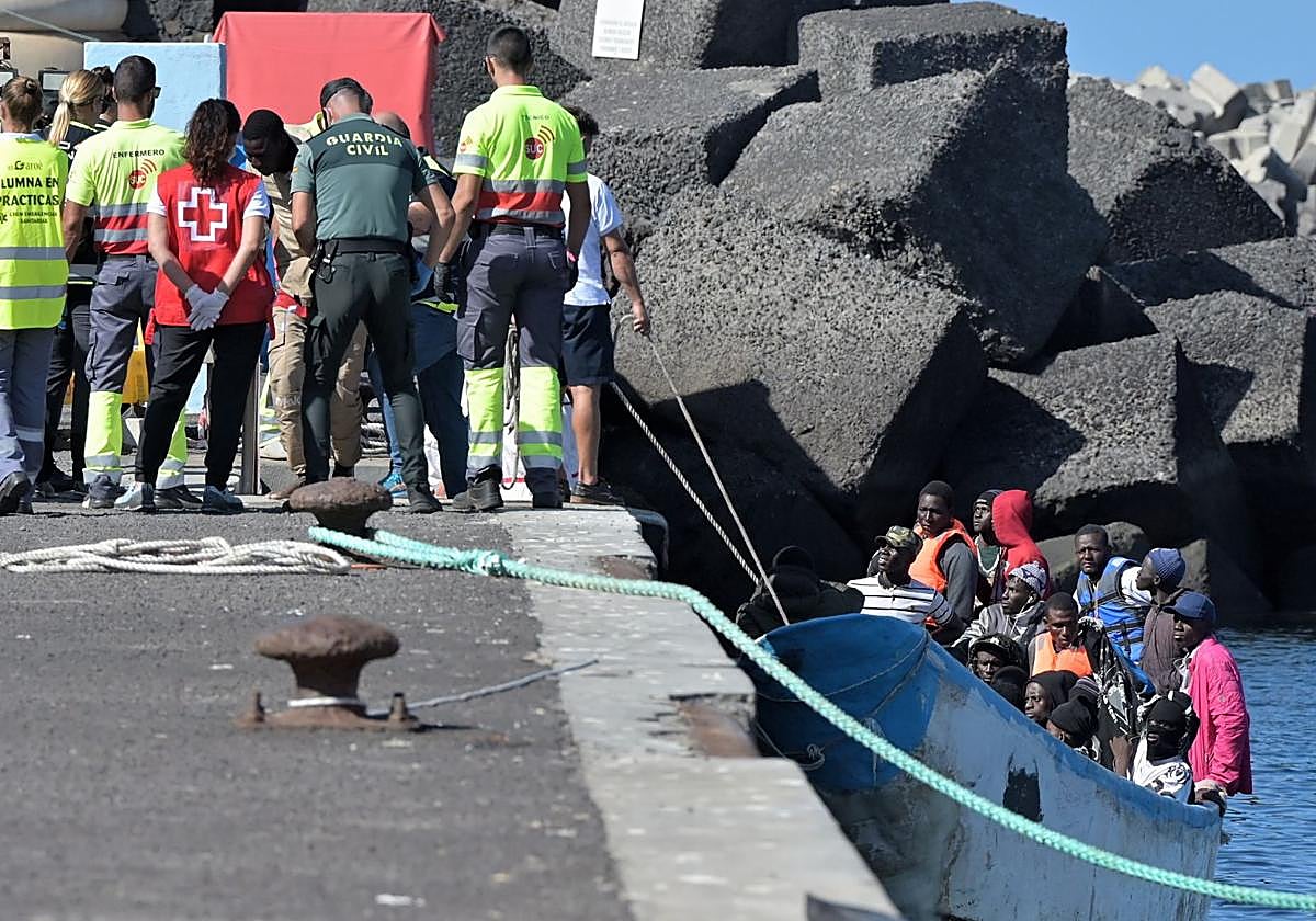Una embarcación con 72 inmigrantes llega rescatada en la isla de El Hierro el pasado jueves.