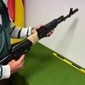 Dos menores en patinete disparan a los peatones con un fusil simulado en Castellón