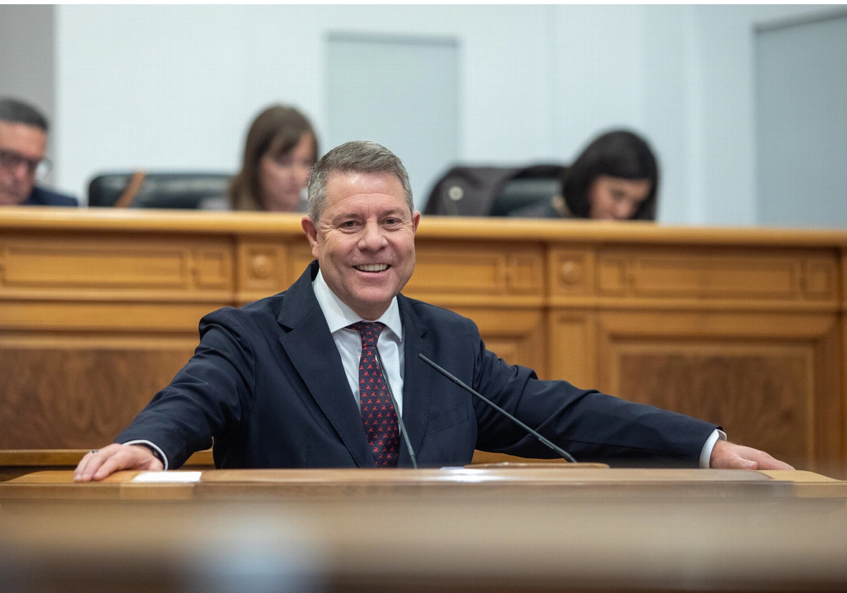 El presidente regional sonríe en la tribuna de oradores