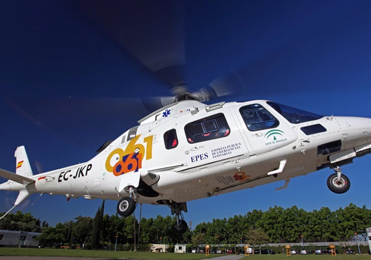 Un helicóptero del servicio de emergencias del 061