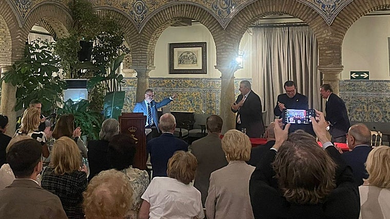 José Fernández, a la izquierda, recibe el aplauso de los asistentes a la exaltación a San Rafael, este lunes