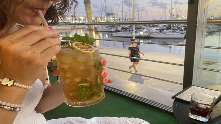 Reservan una mesa para diecisiete, van catorce a comer y les cobran los tres menús que fallan: «No lo había visto nunca»